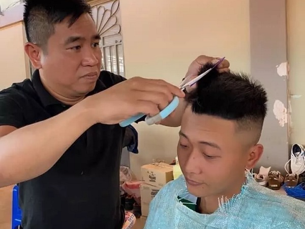 Quang Linh Vlog cắt tóc, dân mạng hết hồn nhìn thành quả