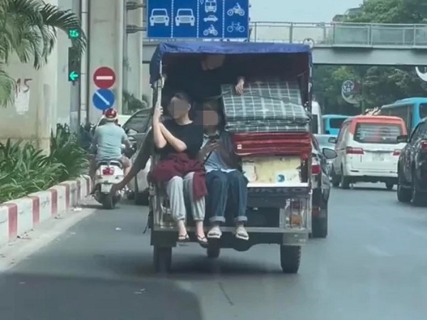 Bức ảnh về 2 nữ sinh viên đẹp nhất MXH, gợi nhớ 'thời tuổi trẻ không bao giờ lấy lại được' gây xúc động