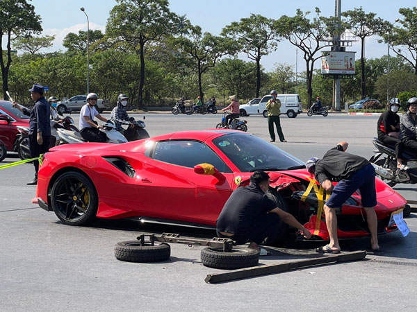 Vụ siêu xe Ferrari va chạm với xe máy khiến 1 người tử vong: Lấy mẫu vân tay trên vô lăng để xác định tài xế