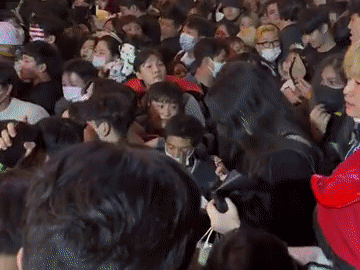 Video: Khoảnh khắc ngay trước khi thảm họa dẫm đạp ở Seoul diễn ra, mọi thứ trở nên hỗn loạn trong vài giây
