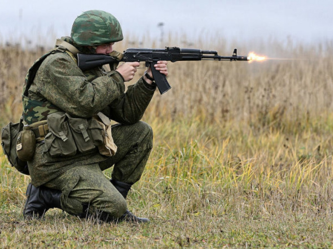 Vì sao Mỹ quyết lùng mua súng trường tấn công AK-74 lợi hại của Nga?