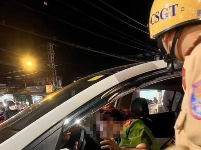 Nữ thiếu tá công an say xỉn lái ô tô tông liên hoàn bị giáng chức xuống đội phó