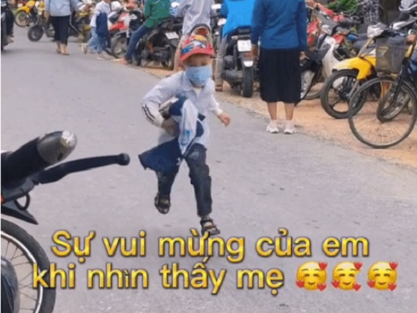 Con 7 tuổi mẹ mới lần đầu tới trường đón con tan học