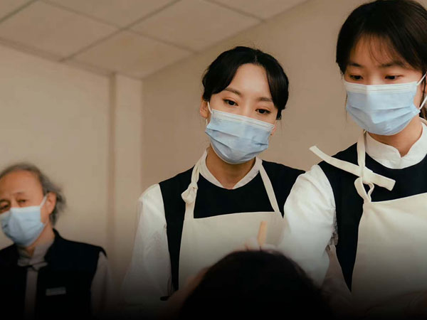 Giới trẻ Trung Quốc kiếm tiền từ việc 'chăm sóc cho người chết' vì lo sợ thất nghiệp