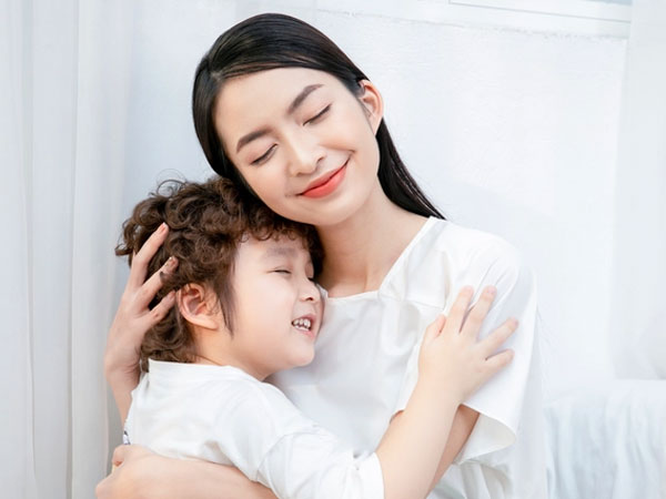 Đêm tân hôn, tôi khóc nghẹn khi nhận món quà từ con riêng của chồng