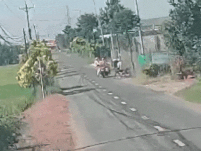 Clip: Nghi CSGT cầm dùi cui đuổi đánh người dân tới tấp