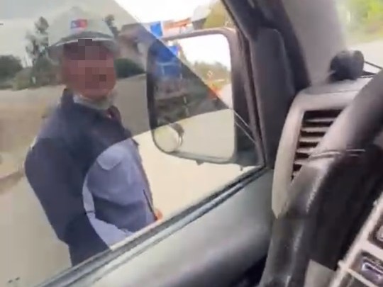 Vụ người đàn ông cản trở xe cứu thương: Do nghĩ tài xế lạm dụng còi cứu thương