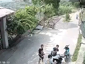 Phẫn nộ xem lại clip nam thanh niên bị trai làng đánh tới tấp bằng mũ bảo hiểm vì chở bạn học đi nhờ về nhà