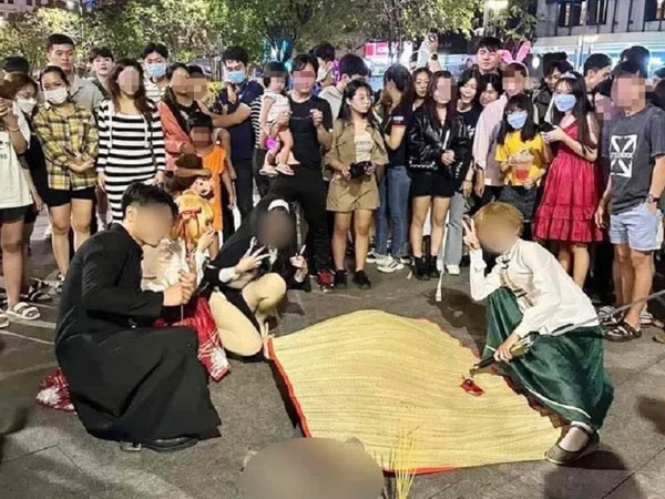 Nhóm bạn đắp chiếu giả chết, thắp nhang nghi ngút khói ở phố đi bộ dịp Halloween gây phản cảm