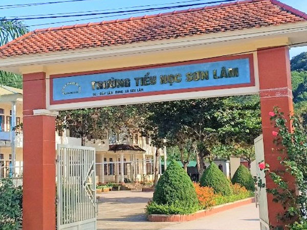 Phụ huynh xông vào trường kề dao bắt hiệu trưởng quỳ xin lỗi