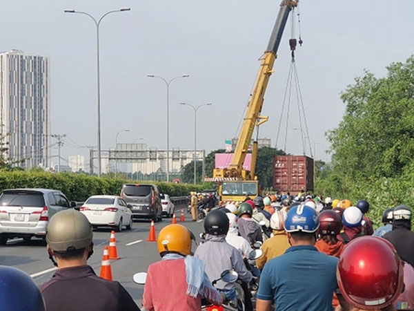 Xe container húc văng dải phân cách, cao tốc TP.HCM - Long Thành - Dầu Giây tê liệt