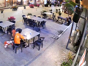 Clip: Mẹ 'chạy đua tốc độ' ngăn con trai lao đầu vào xe tải