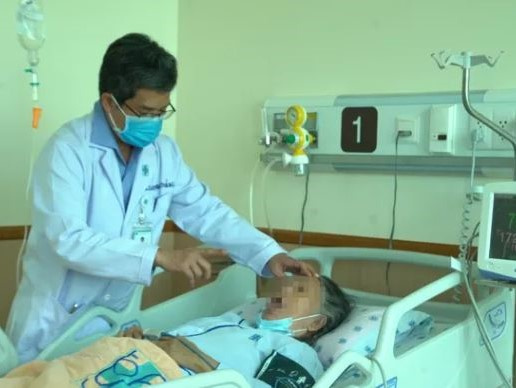 Người đàn ông đổ gục trước mặt bác sĩ