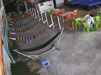 Bà cô lao xe đâm sầm vào quán nước, vị khách tung 'chiêu lạ' phòng thủ khiến dân tình cười bò