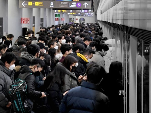 Người Hàn Quốc thấy bất an với cảnh chen chúc khi đi tàu điện ngầm sau thảm họa Itaewon