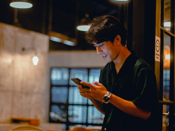 Thuê thám tử xinh đẹp 'thả thính' để kiểm tra độ trung thành của chồng và bạn trai