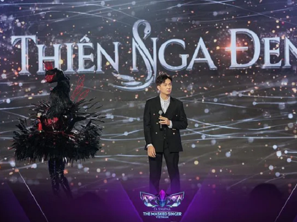 Mascot Thiên Nga Đen của 'Ca sĩ mặt nạ' bị nghi đạo nhái