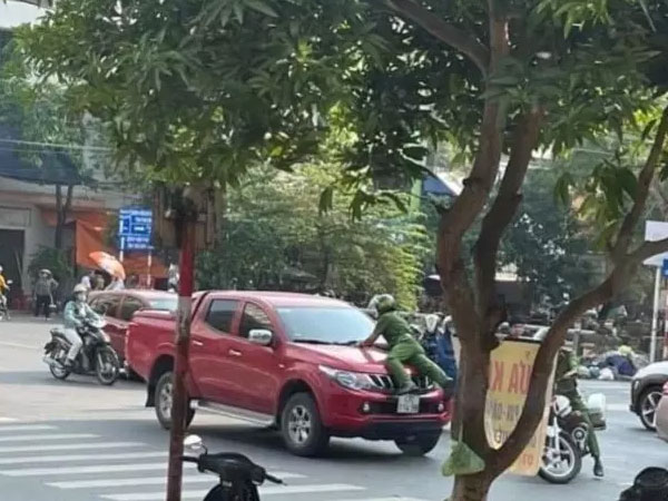 Bị yêu cầu dừng xe kiểm tra giấy tờ, tài xế rú ga bỏ chạy, mặc kệ chiến sĩ công an bám trên nắp capo