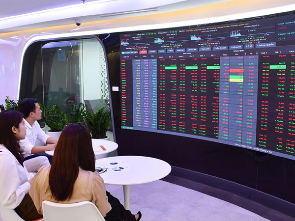 Cổ phiếu bất động sản tiếp chuỗi ngày buồn, ngân hàng phân hóa