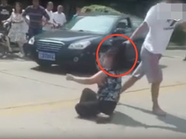 Phẫn uất vì bố mẹ chia tay, con trai vừa đánh đấm thùm thụp vừa quát 'tiểu tam': 'Bố mẹ tôi ly hôn rồi đấy!'