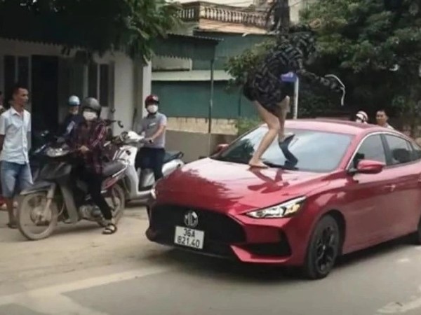 Người vợ đạp vỡ kính ô tô, cắn đứt tai 'tình địch' bị khởi tố