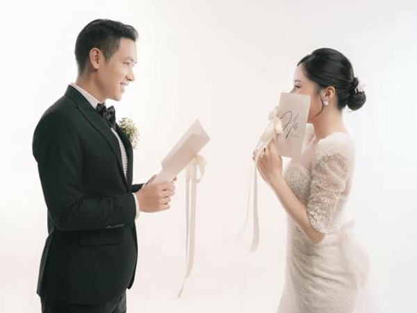 Ca sĩ Duy Khoa bất ngờ tung ảnh cưới bên bà xã giấu mặt sau 1 lần đổ vỡ hôn nhân