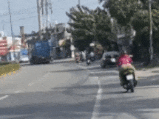'Ninja lead' lạng lách đánh võng, buông 2 tay như làm xiếc trên phố