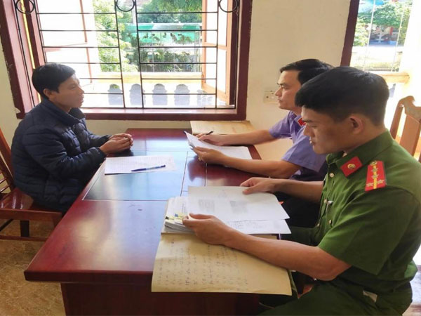 Xem xét hành vi nêu tên học sinh giữa trường của hiệu trưởng bị ép quỳ