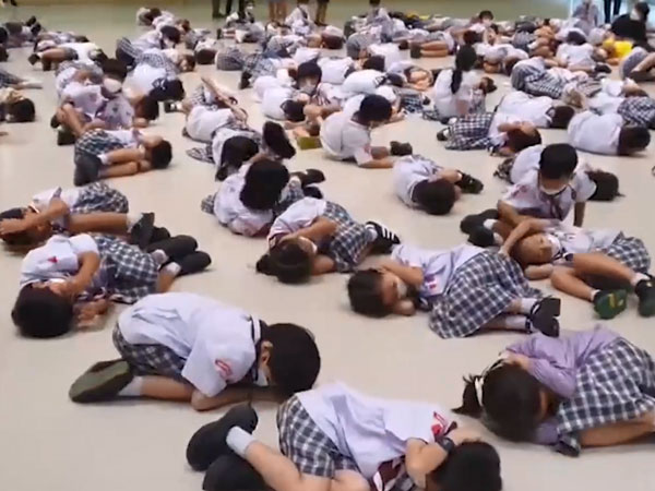 Clip: Học sinh Thái Lan học cách phản ứng với xả súng sau vụ thảm sát trong nhà trẻ