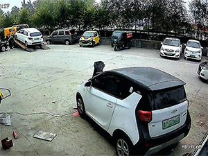 Lao cả người vào chiếc xe bị trôi dốc, người đàn ông tránh được tai nạn cho chiếc xế cưng