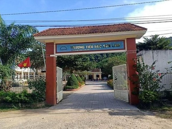 Vụ phụ huynh bắt hiệu trưởng quỳ xin lỗi: Trường nhận một phần sai