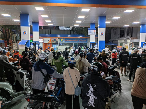Người Hà Nội xếp hàng cả tiếng mới đổ được xăng: Chấp thuận cho xe chở xăng di chuyển vào nội thành 24/24h
