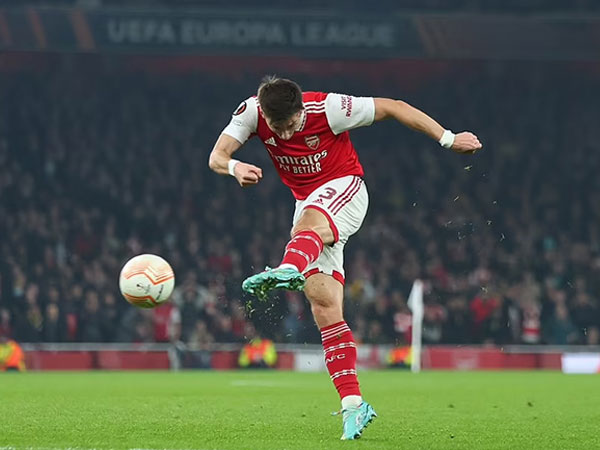 Tierney lập siêu phẩm mang về đỉnh bảng cho Arsenal
