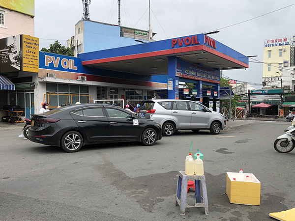Hết thời, cây xăng thay nhau trả mặt bằng, buôn xăng dạo 'vào mùa'