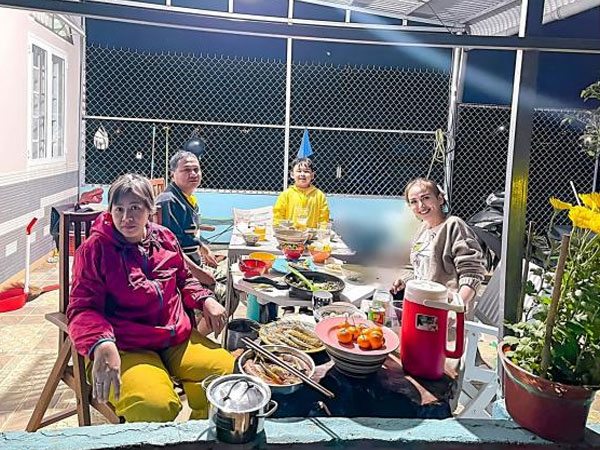 Từng bị cha mẹ ruột 'từ mặt' đến 4 năm, Hoa hậu Diễm Hương chiêm nghiệm: 'Ba mẹ khác tư duy nhưng cốt lõi vẫn là thương con theo cách mà họ yêu'