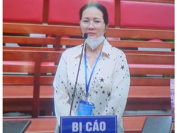 Nghe tin 'ông trùm' đường dây buôn lậu 200 lít xăng bị bắt, nữ giám đốc lập tức tiêu hủy sổ sách
