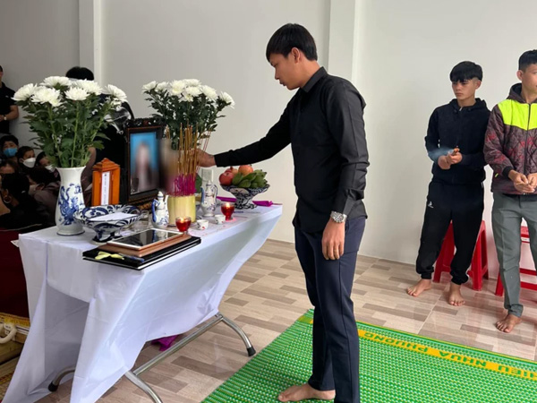 Lộc Fuho đến thắp nhang nữ nạn nhân trong vụ Itaewon: 'Mong em an nghỉ'