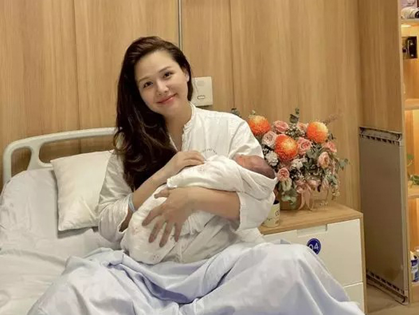 Phanh Lee sinh quý tử thứ 2 cho đại gia bất động sản Đà Nẵng
