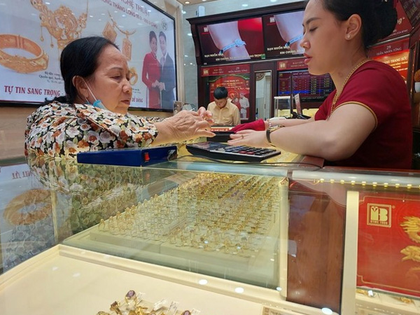 Nhiều người dốc tiền mua vàng chờ 'lướt sóng' dịp Tết