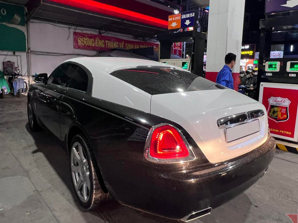 Xe siêu sang Rolls-Royce chỉ được đổ xăng 300 ngàn, tài xế vừa lái vừa toát mồ hồi