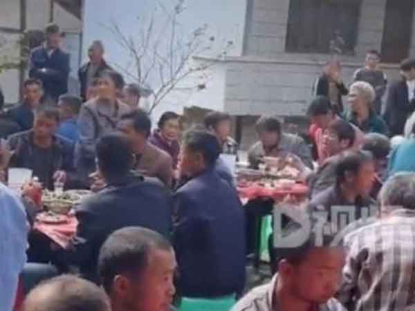 Em trai ruột lấy vợ, anh trai bị đuối trốn vào nhà vệ sinh vì... 25 tuổi vẫn còn 'ế'