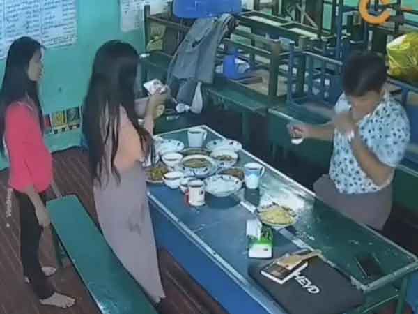 Mải chụp ảnh 'sống ảo', cô gái khiến cả nhà nhịn luôn cơm còn mình thì được cú ngã đau điếng