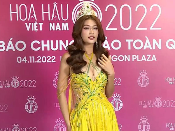 Nhan sắc Thiên Ân 'gánh còng lưng' chiếc vương miện