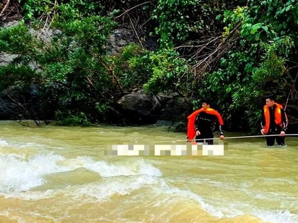 Xe chở du khách lao xuống sông khi đi tham quan thác