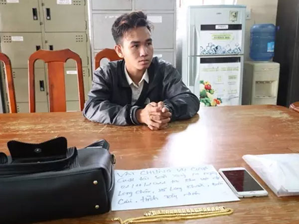 Giật túi xách đựng vàng, hí hửng đem đi bán ai ngờ... vàng giả