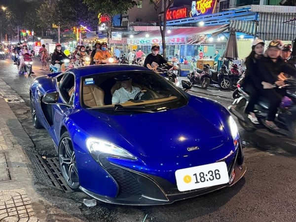 Đại gia siêu xe Sài Gòn 'chờ dài cổ' chỉ được đổ 300 nghìn xăng