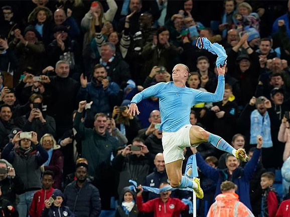 Haaland ghi bàn phút bù giờ thứ 5, Man City chiếm đỉnh