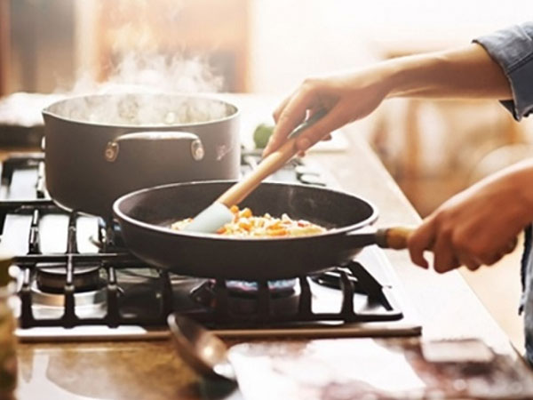 Người đàn ông 48 tuổi chết vì nhồi máu não, bác sĩ chỉ ra sai lầm nấu ăn còn tai hại hơn cả hút thuốc và uống rượu