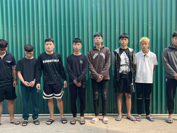 Bắt nhóm cầm hung khí hành hung người đi đường vì cho rằng bị 'nhìn đểu'