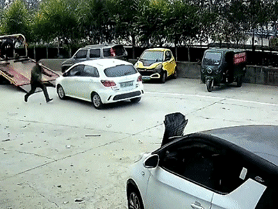 Clip: Tài xế phi thân qua cửa sổ ngăn ô tô mất phanh